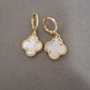 Mother pearl clover dangle earrings